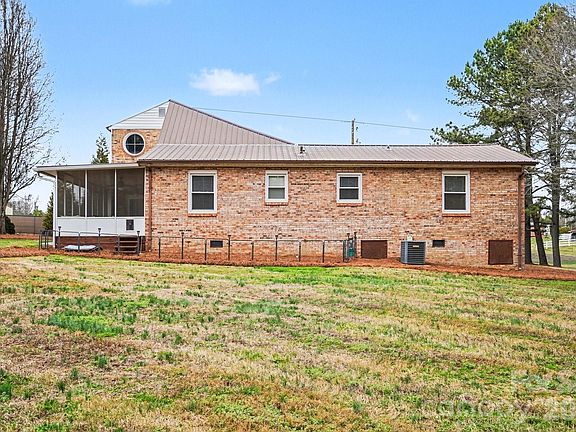 2nd image of 211 Drive Inn Rd