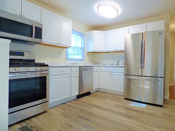 3rd image of 1535 Charles Dr
