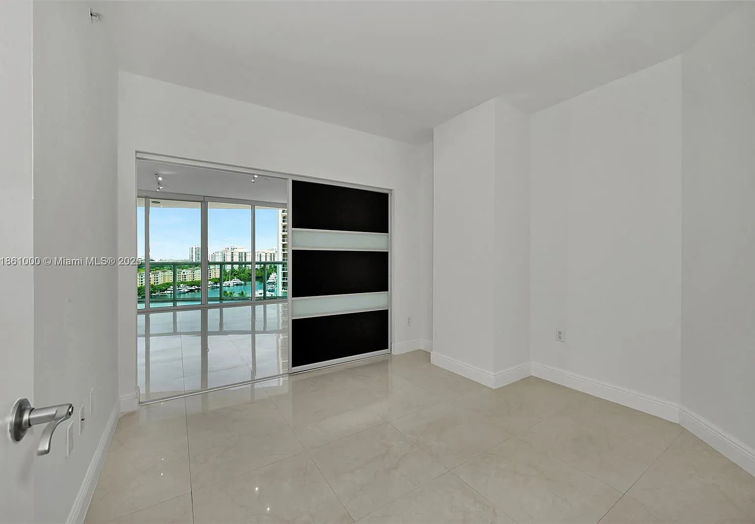 2 bed, 3.0 bath, 1545 sqft, $4,400 — Photo 3