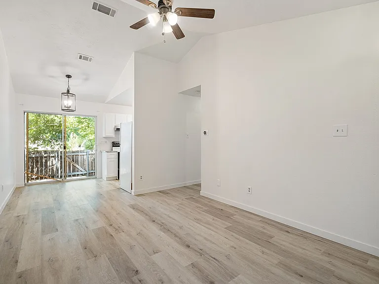 1015 E Yager Ln #147 — Photo 5