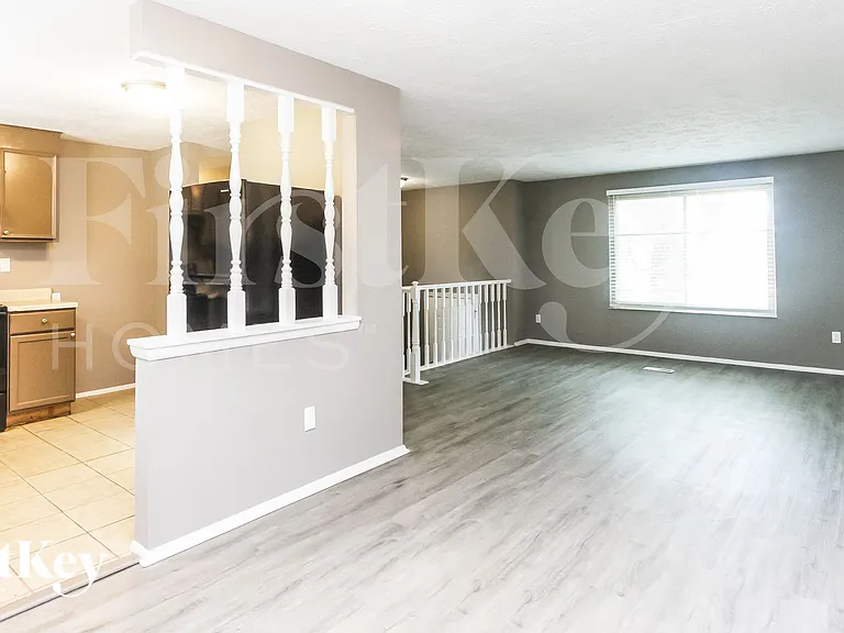 910 Woodlark Dr — Photo 4