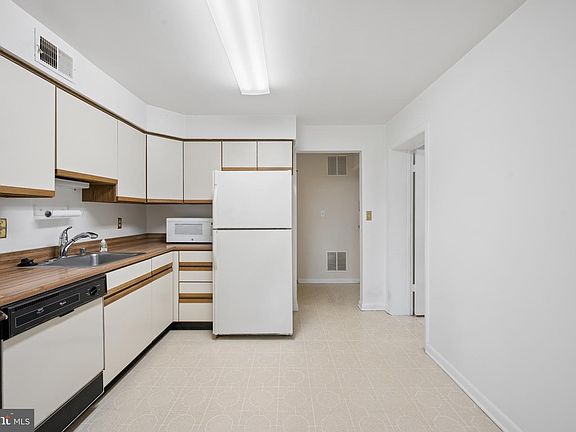 5th image of 10 Brooking Ct Unit 302