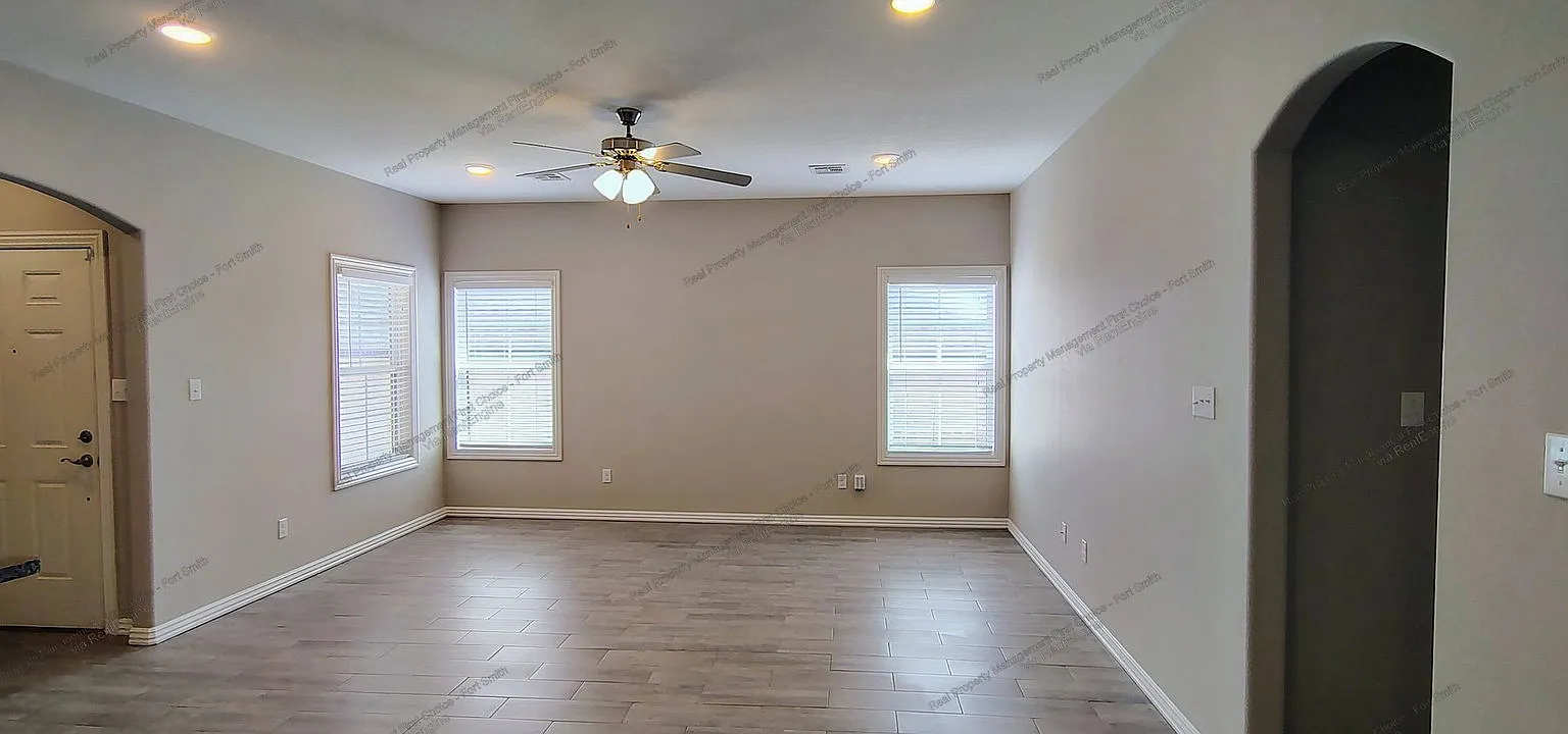 3 bed, 2.0 bath, 1400 sqft, $1,599 — Photo 2
