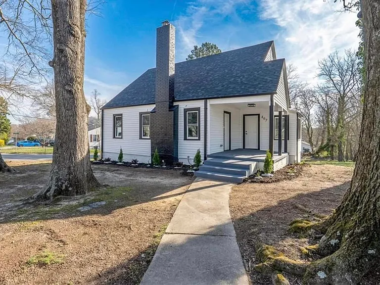 407 Cox Ave — Photo 1