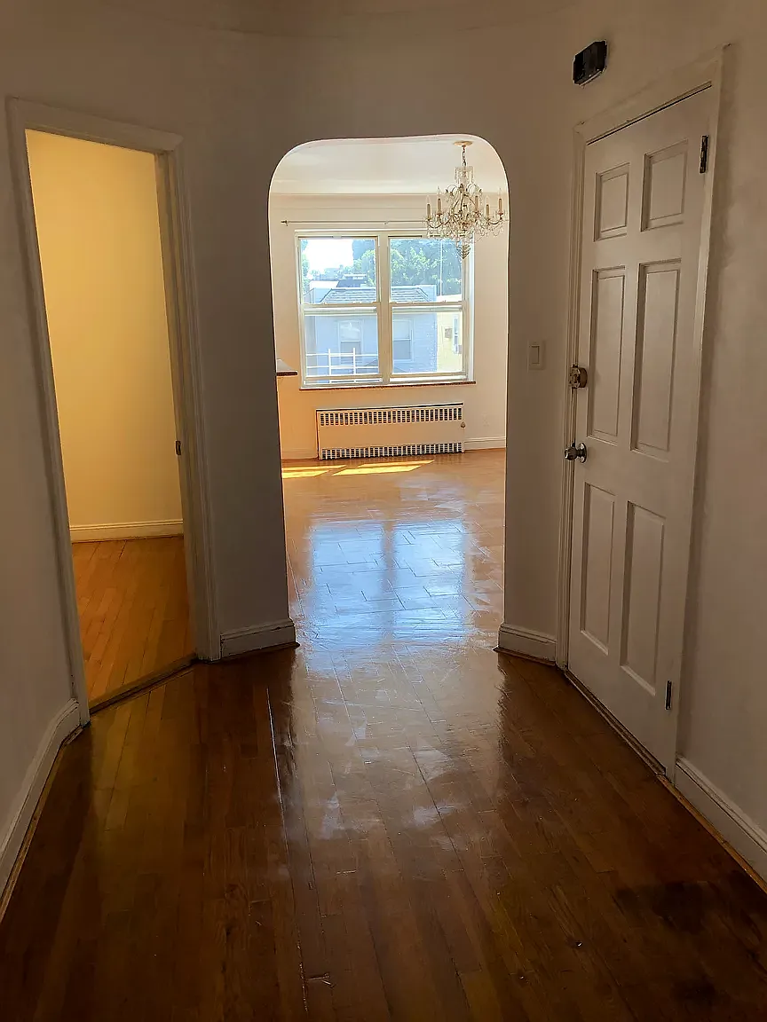 876 East 12th Street — Photo 4