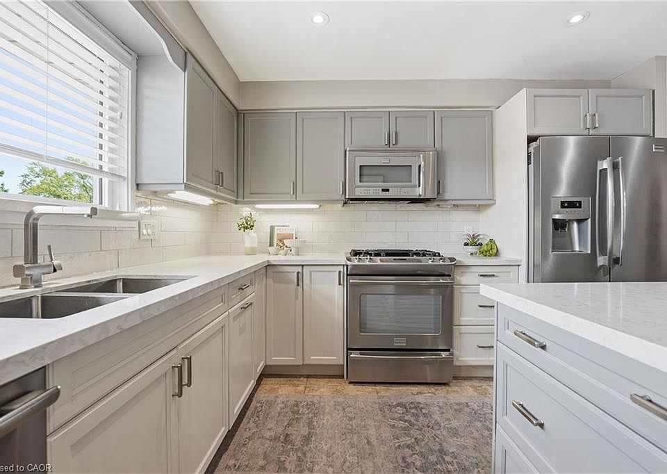 1st image of 477 Queen Victoria Dr