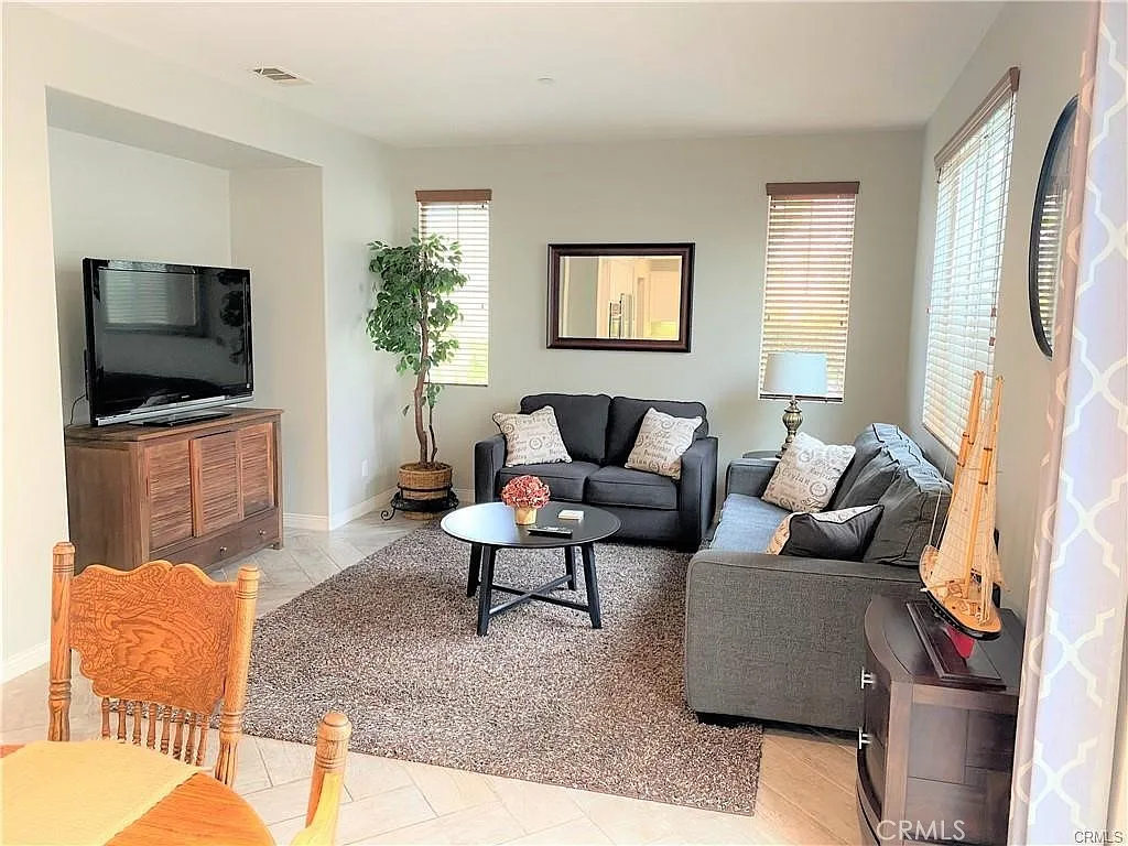 5 bed, 2.5 bath, 2600 sqft, $6,950 — Photo 2