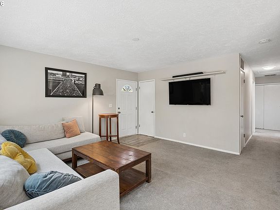 5th image of 12513 NE Russell St