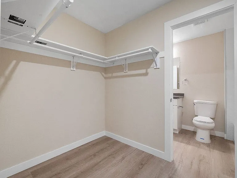 Sunset Cliffs Apartments — Photo 9