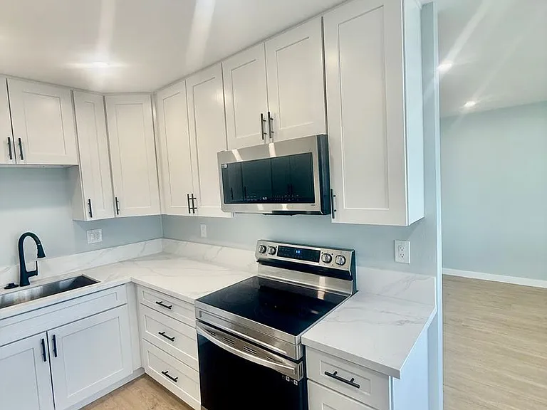 Howard & Lexington Apts — Photo 11