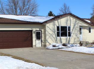 702 W 6th St, Winthrop, MN 55396