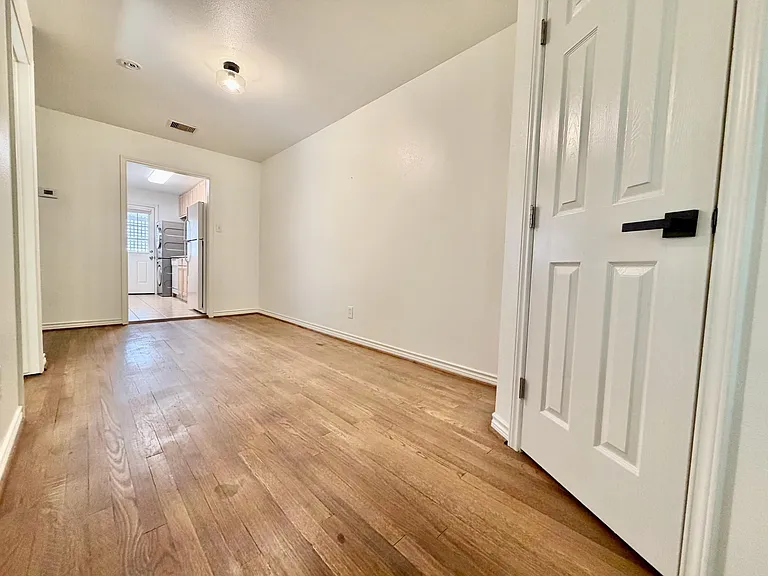 2126 Banks St #2 — Photo 18