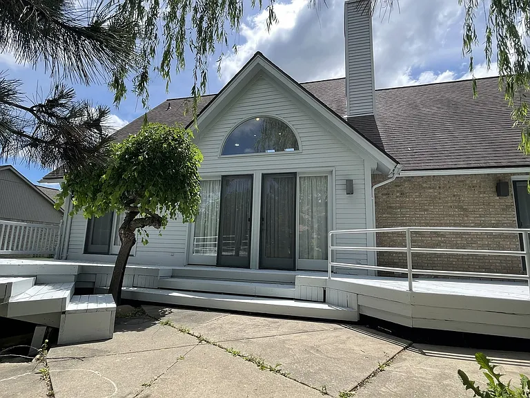 517 Essex Dr — Photo 4