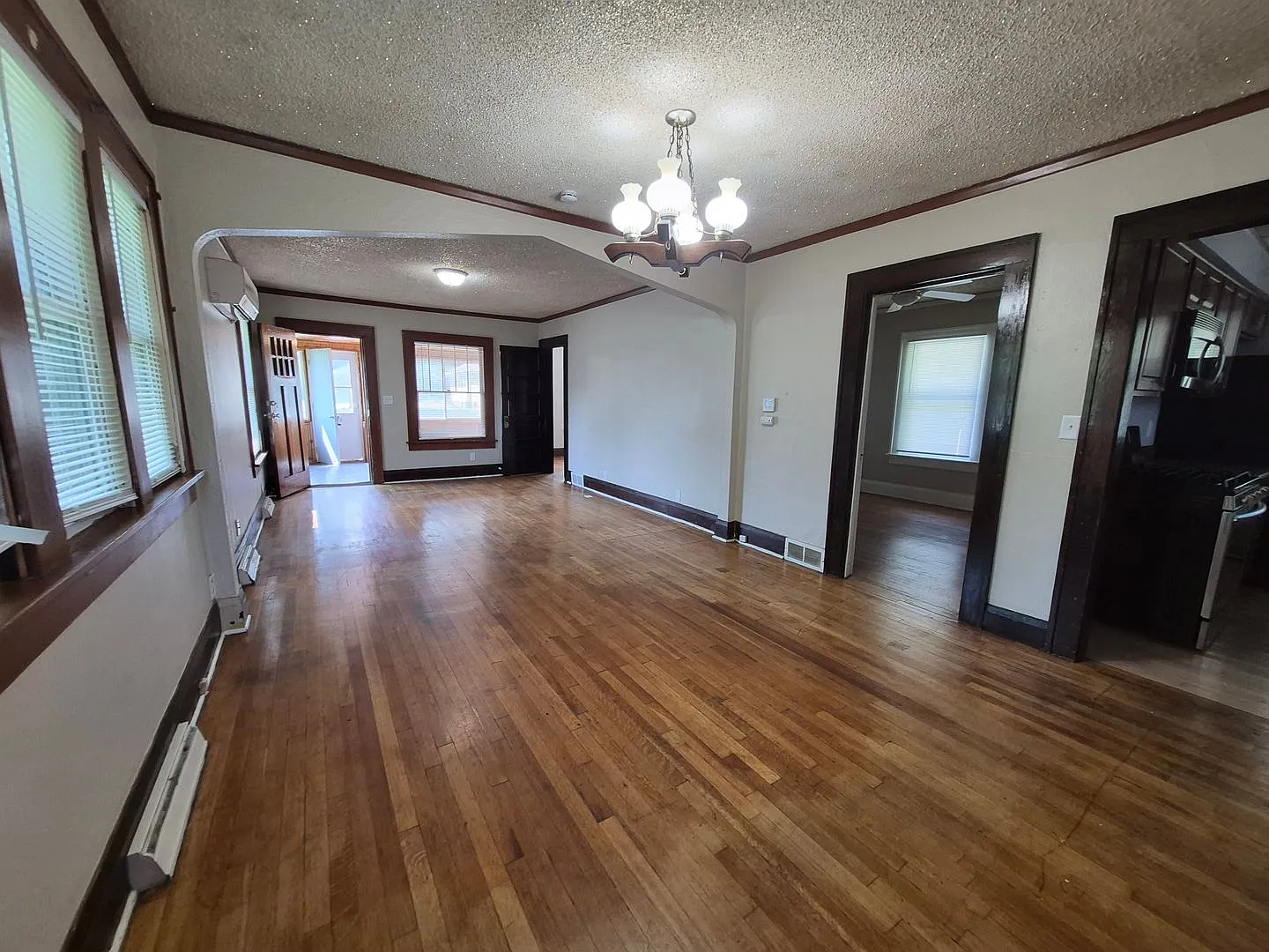 Fully fenced yard with stainless steel appliances including gas stove! — Photo 3