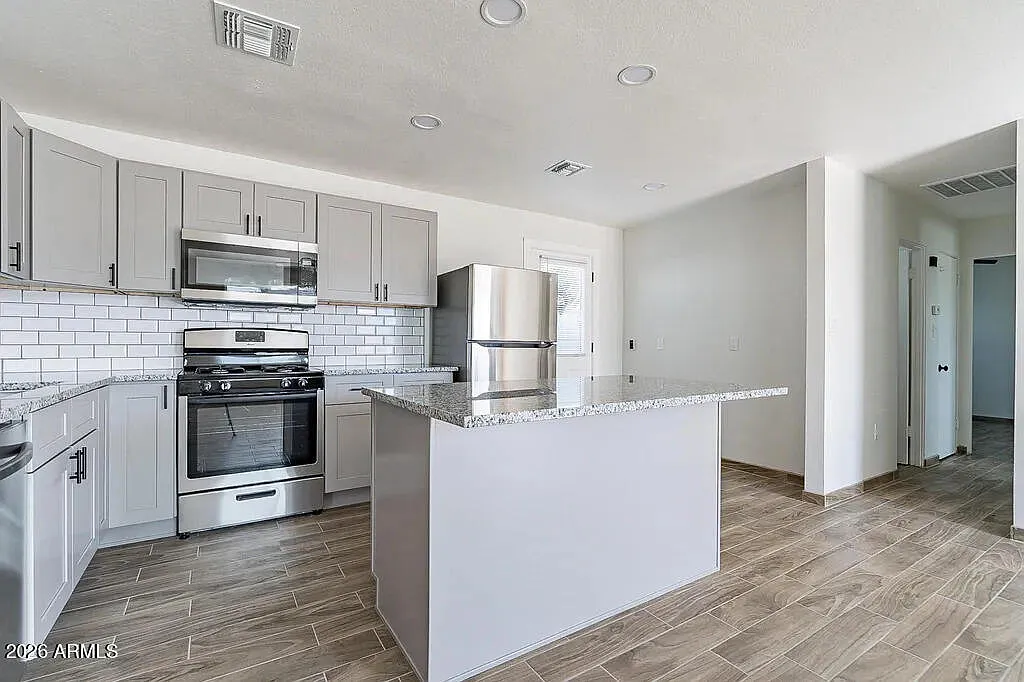 2 bed, 1.0 bath, 750 sqft, $1,399 — Photo 1