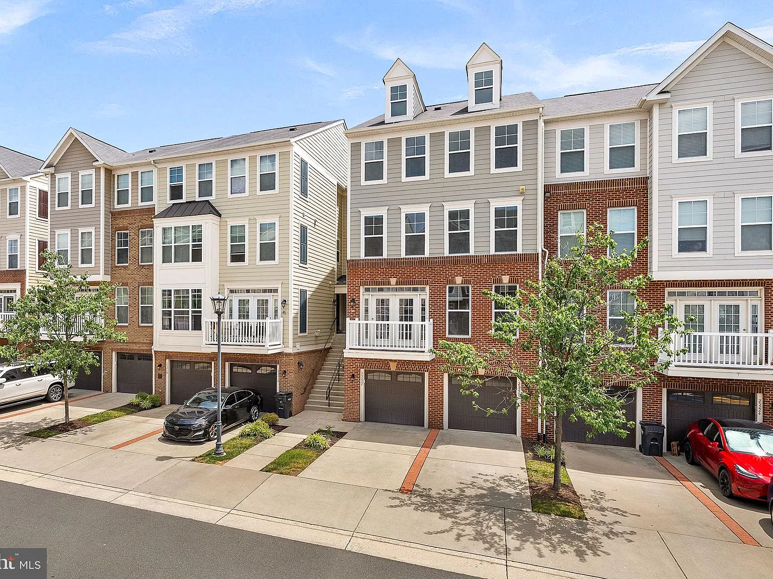 East Gate 3 Condominium — Photo 2