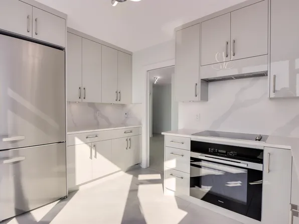 140 E 14th St #1203, North Vancouver, BC V7L 2N3