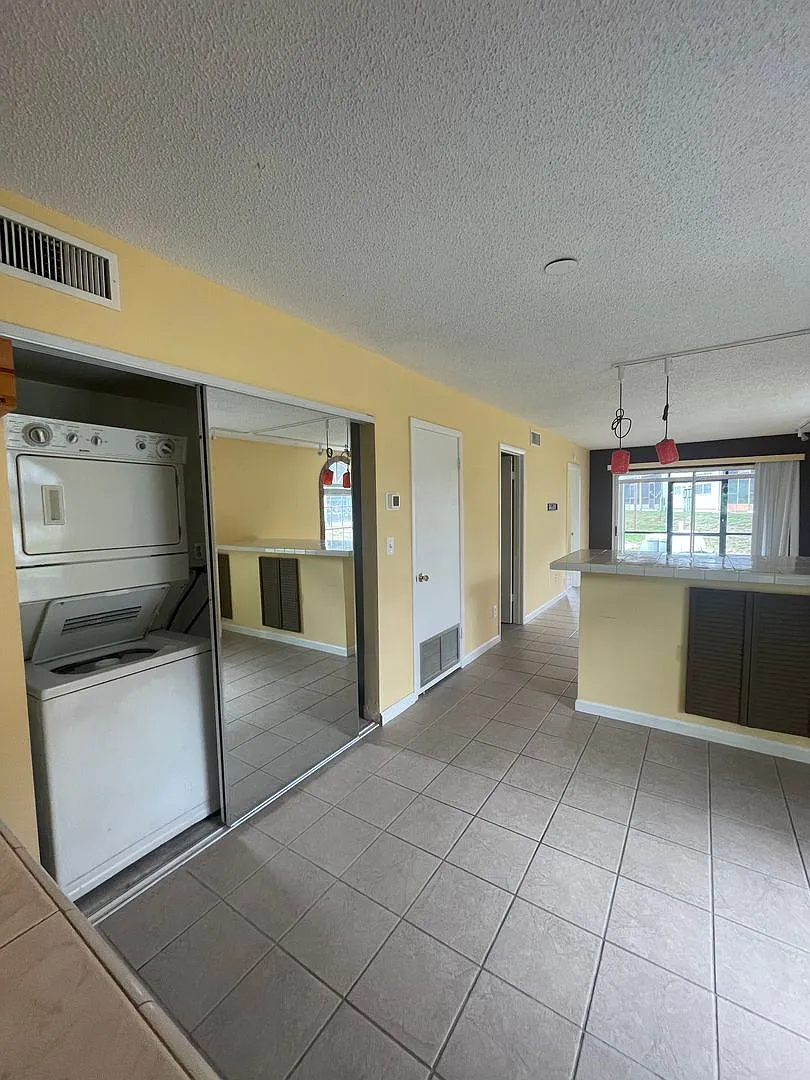 Building Photo - 313 Dirksen Dr #A1