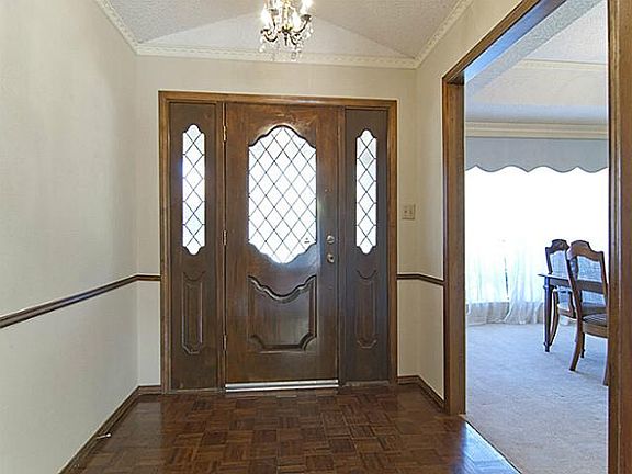 3rd image of 6208 Camelot Ct