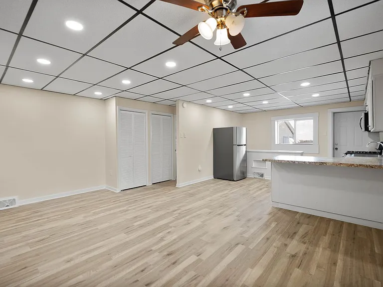 2405 Arlington Ave — Photo 3