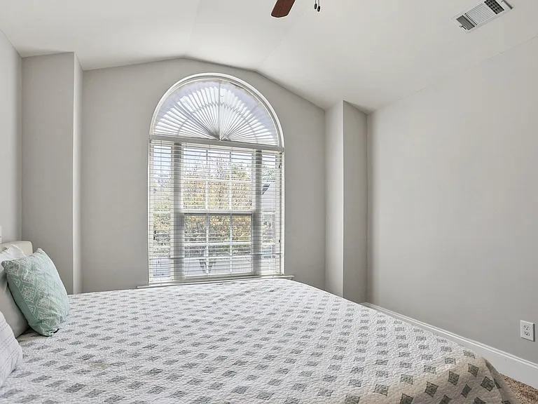 704 Kendal Ct — Photo 35