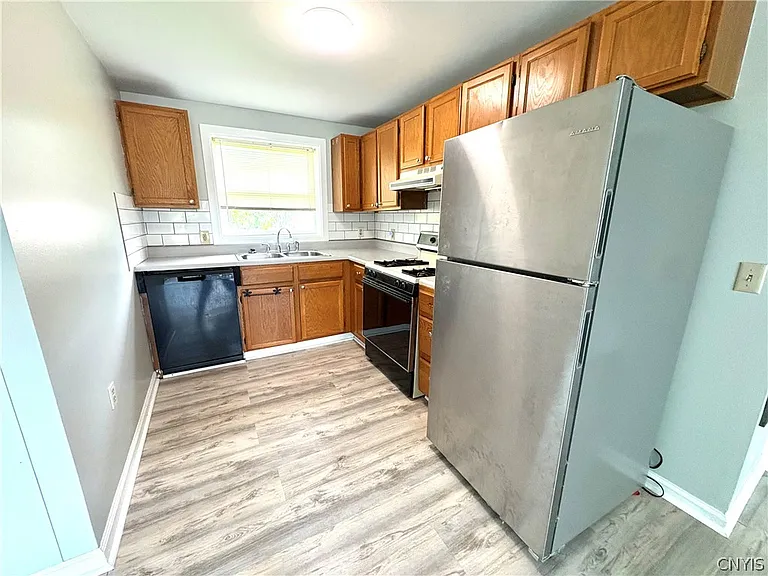 17 Cottage St — Photo 2