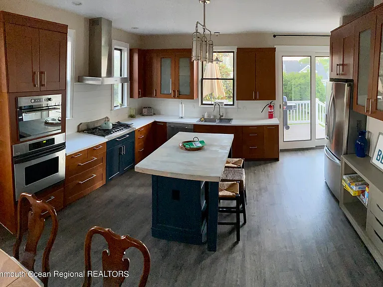 447 Main St E — Photo 4