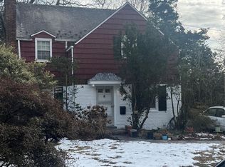 14 Winthrop Rd, Port Washington, NY 11050