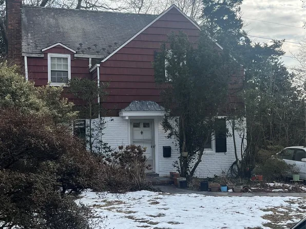 14 Winthrop Road, Port Washington, NY 11050