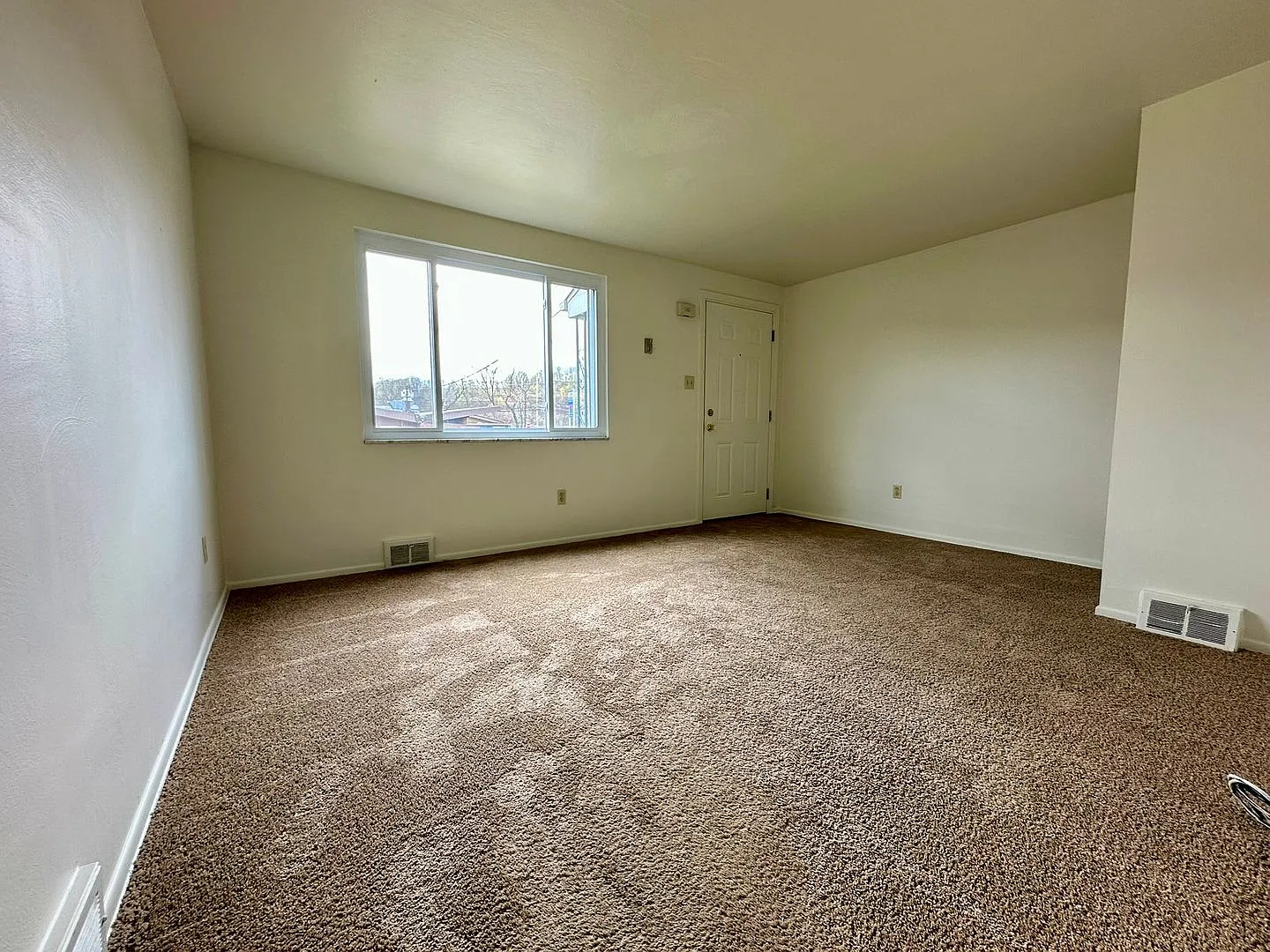 Spacious 2BR Townhome with Washer and Dryer Hook-ups & Yard! Call us Today for a Showing! — Photo 3