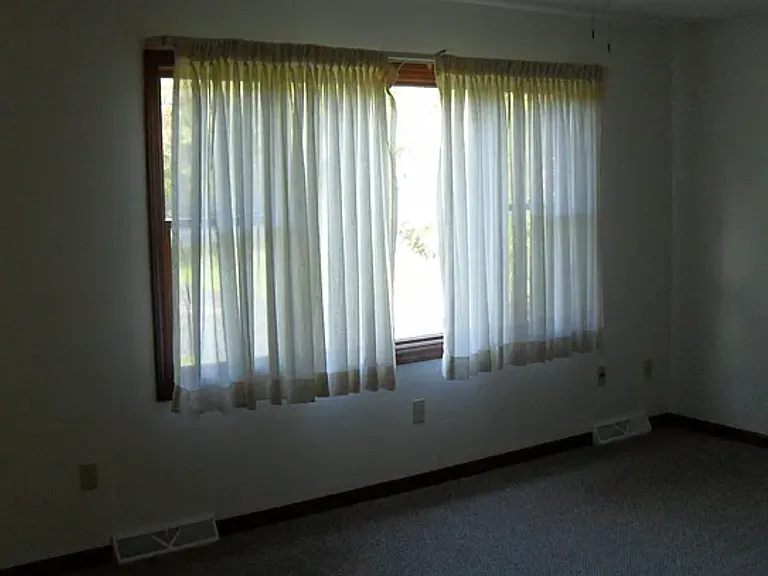 894 Swann Rd — Photo 5