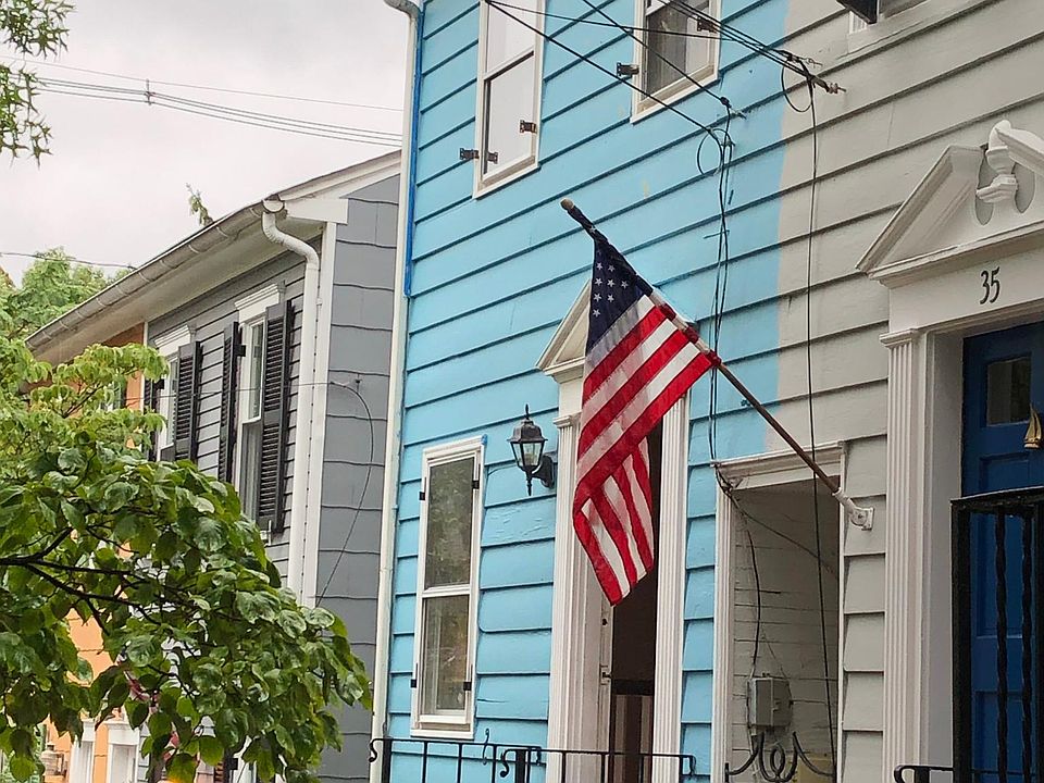 The townhouse is connected to only one other townhouse.