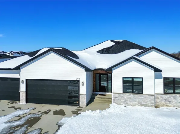 208 Willow Oak Dr, Cedar Falls, IA 50613