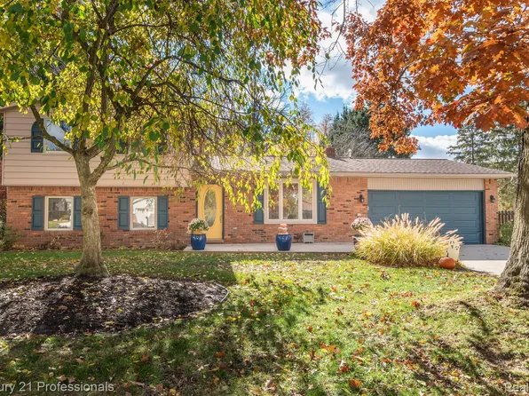 9117 Sussex St, White Lake, MI 48386