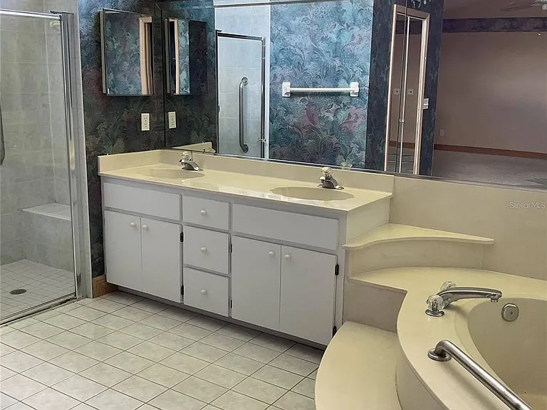 715 Fairlawn Dr — Photo 6