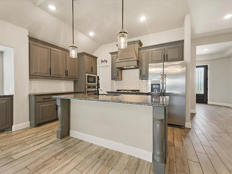 2413 Loxley Dr — Photo 6