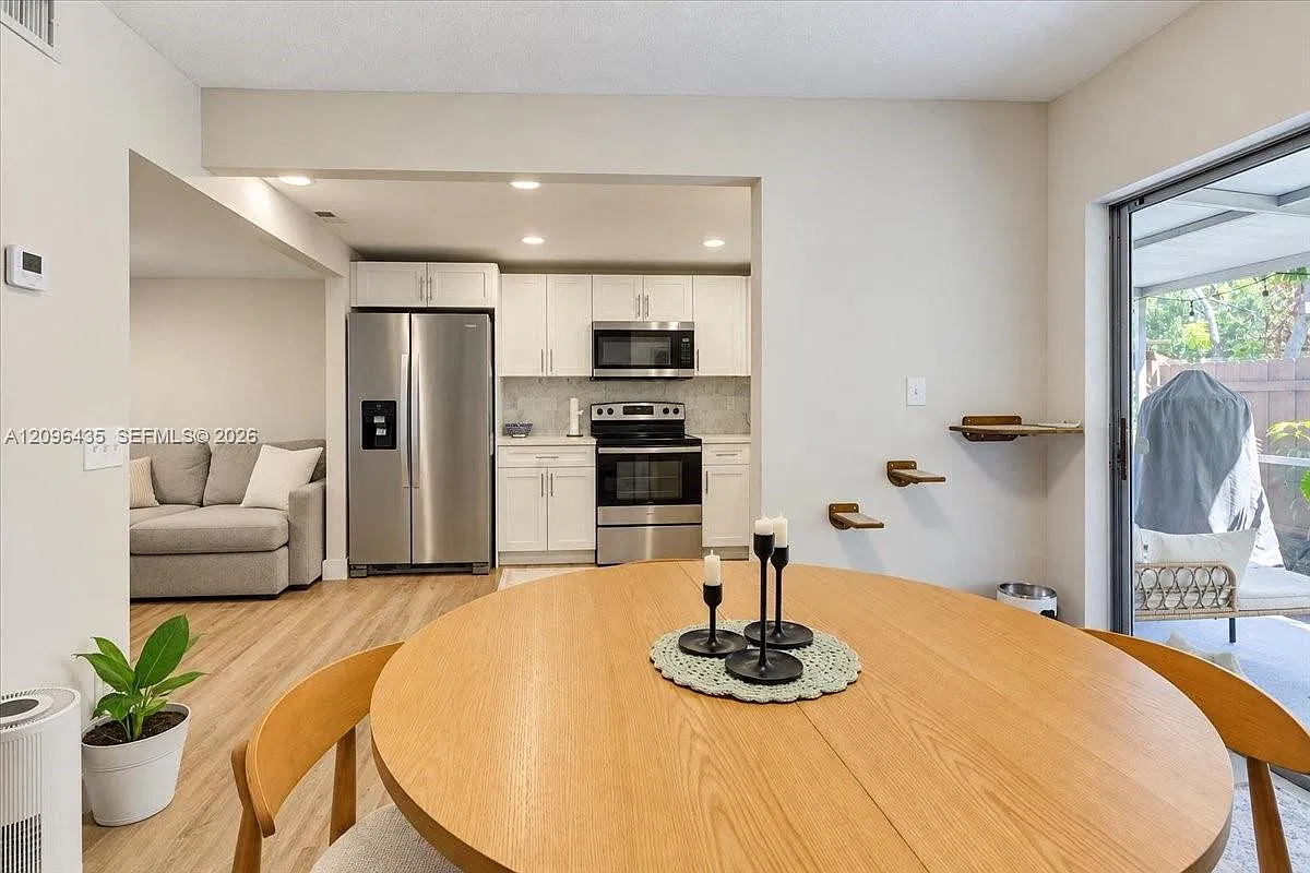 3 bed, 2.5 bath, 1420 sqft, $3,200 — Photo 4
