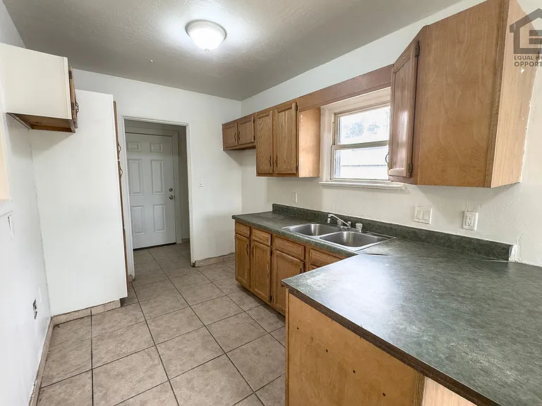 2517 E Culver St — Photo 15