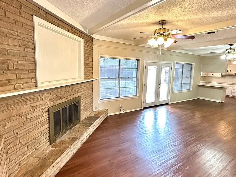 2913 Oak Forest Dr — Photo 4