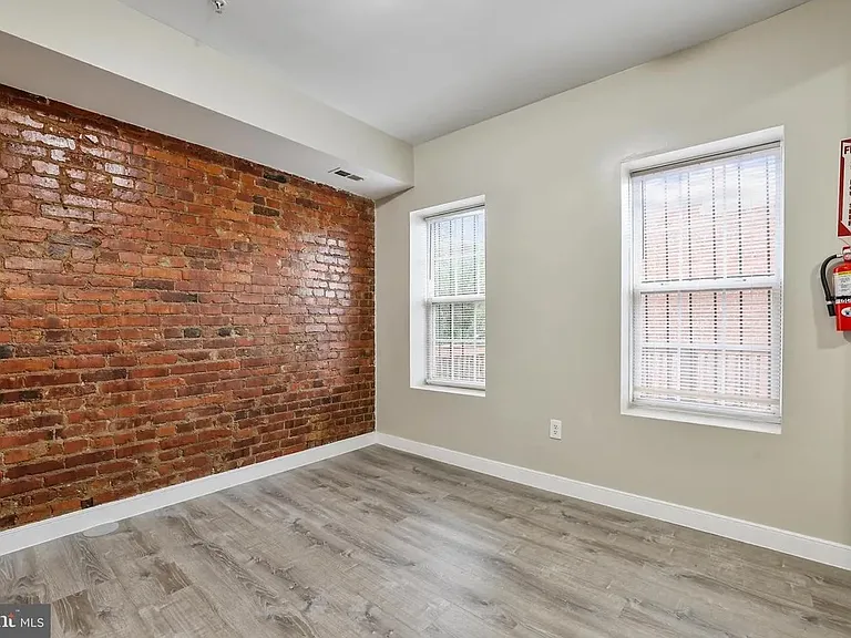 302 V St NE — Photo 8