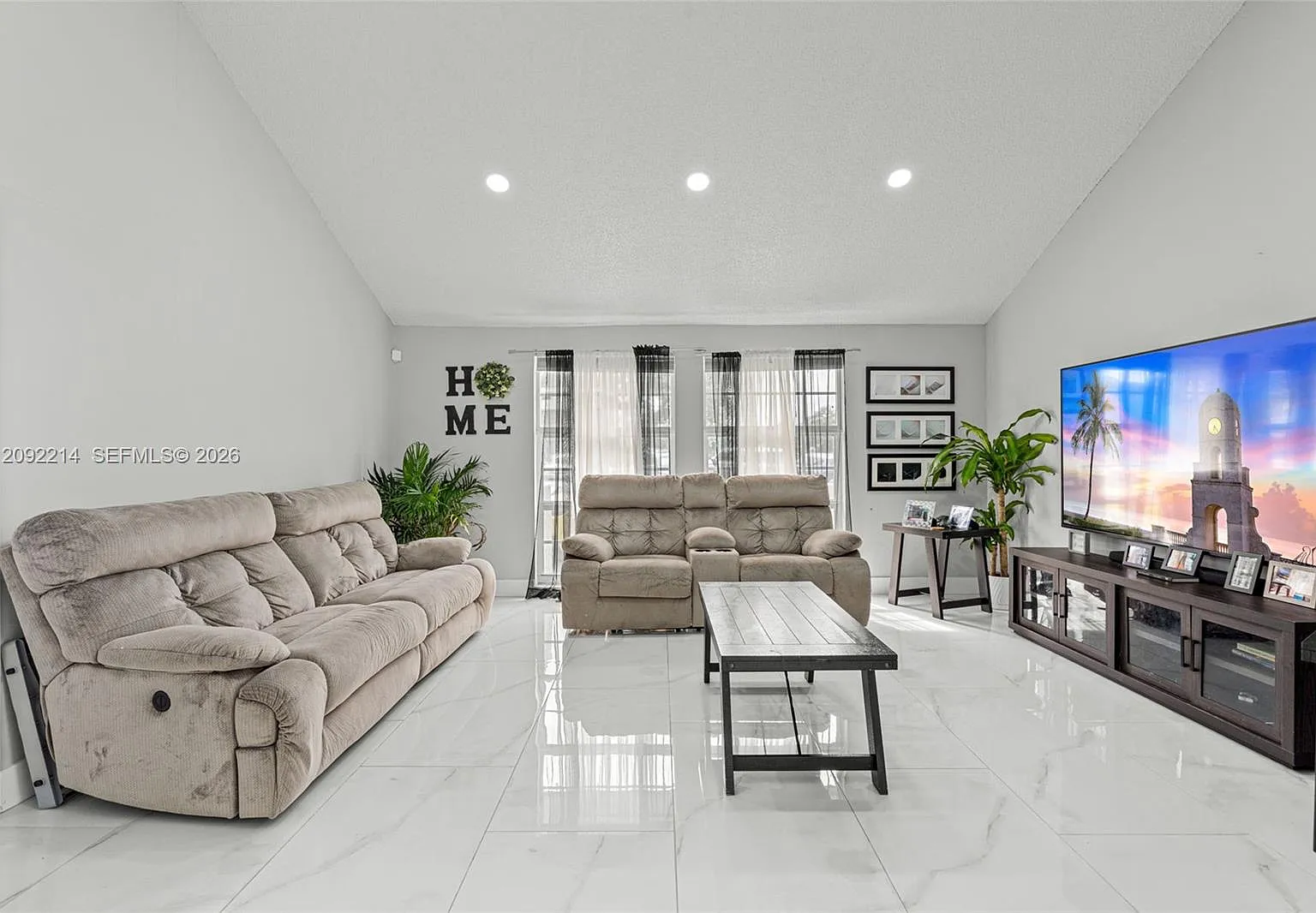 4 bed, 2.5 bath, 2022 sqft, $4,500 — Photo 2