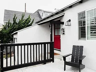 1216 N Ardmore Ave — Photo 2