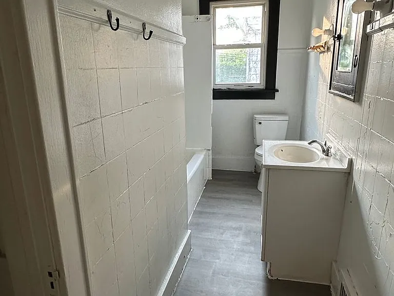 1413 Wellesley Ave — Photo 24