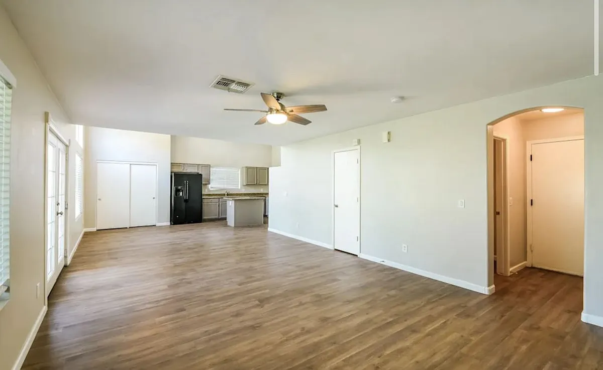 Building Photo - 8945 W Echo Ln