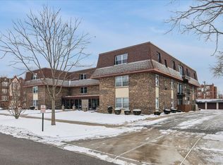 475 Shenstone Rd APT 304, Riverside, IL 60546