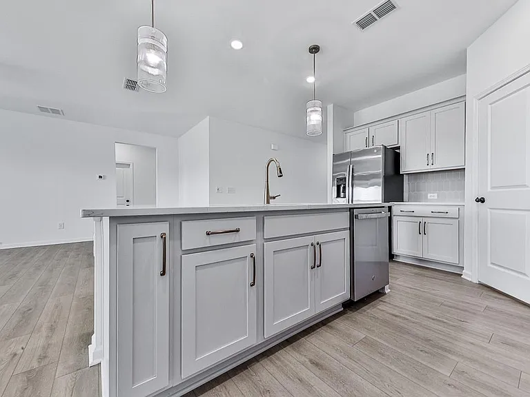 611 Elwick Ln — Photo 14