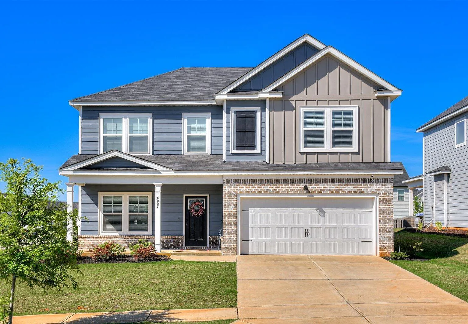 4 bed, 2.5 bath, 2432 sqft, $2,500 — Photo 1