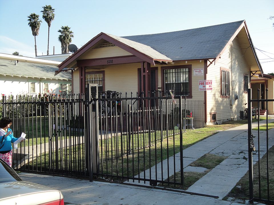1st image of 530 W 75th St