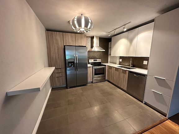 3rd image of 909 S Pearl St APT 303