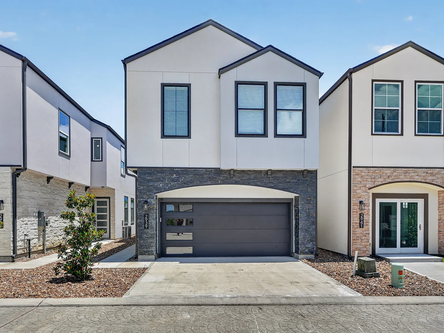 3 bed, 2.5 bath, 2181 sqft, $5,750 — Photo 1